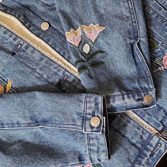 Bagatelle Sherpa Lined Denim Jacket with Floral, Avian and Feline Embroi… - Picture 15 of 16
